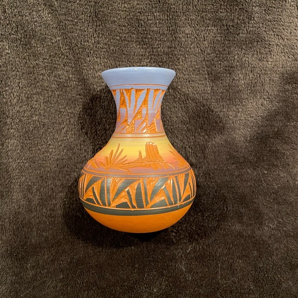 Navajo pottery. Signs by artist - Picture 3 of 7